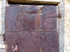 Puerta forrada con chapas recicladas